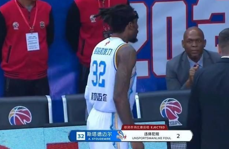 满冠体育娱乐- 尼斯中场悍将红牌停赛三场  